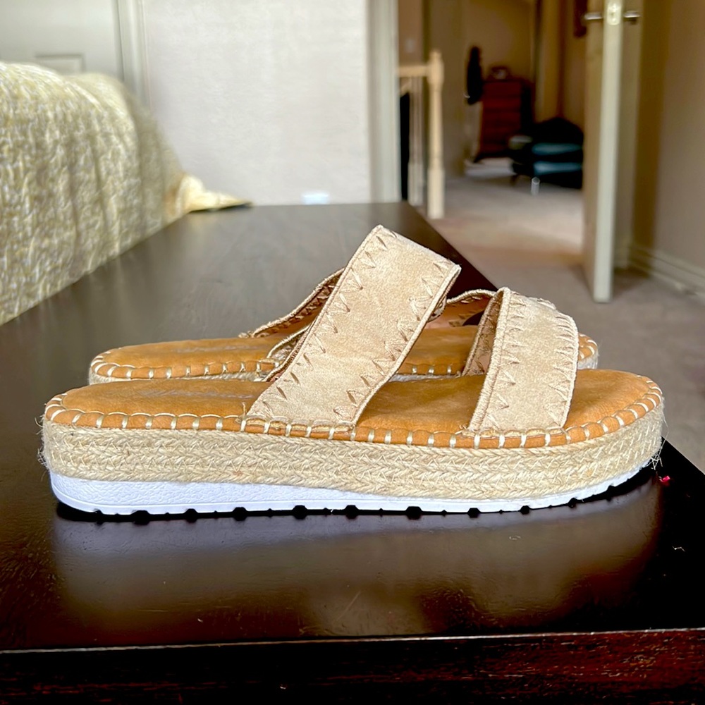 Size 9 - fits small cream espadrilles platform sandals

Never worn

Weebo brand